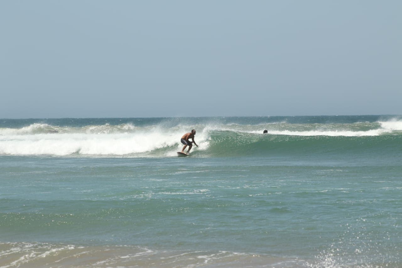 Apmstone surfeando una ola